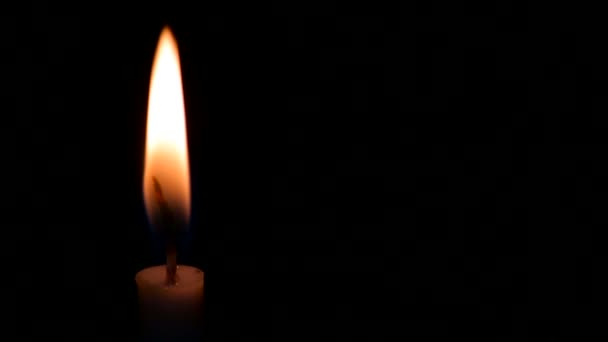 świeca na czarnym tle - Materiał filmowy, wideo