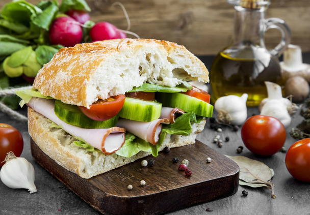 Sendvič se šunkou, rajčaty, salátem, čerstvý chléb a okurky na  - Fotografie, Obrázek