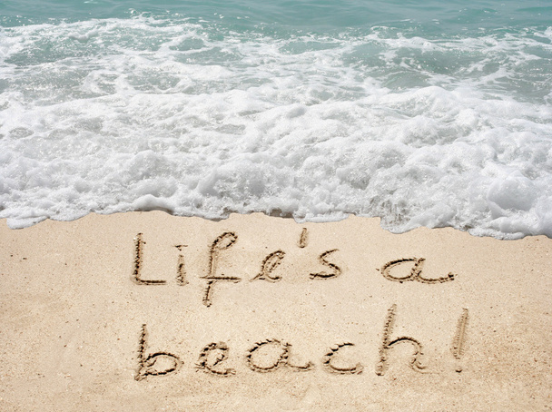 het leven is een strand tekst in zand - Foto, afbeelding
