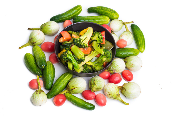 Berenjena y pepino de tomate aislados en blanco, Love vegetable Verduras frescas verdes y rojas
 - Foto, Imagen