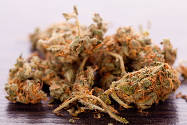Close-up gedroogd marihuana verlaat op de tafel - Foto, afbeelding