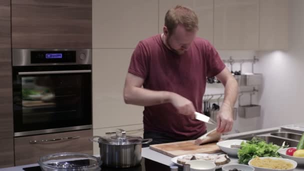 Muž v kuchyni odříznuta ploutve ryb - Záběry, video