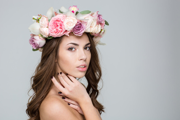 Lovely woman with wreath from flowers on head - Foto, Imagem