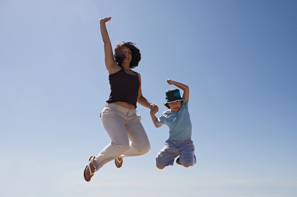 Äiti ja poika hyppääminen
 - Valokuva, kuva
