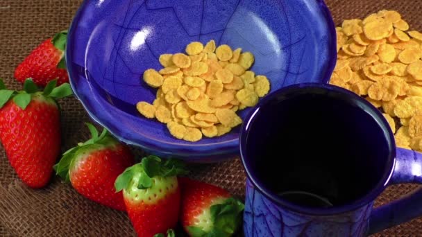 Pequeno-almoço saudável. Flocos de milho, morangos frescos e leite
 - Filmagem, Vídeo