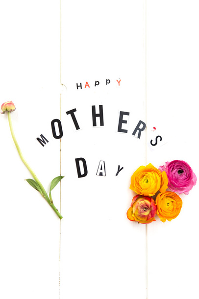 Ευτυχισμένος μητέρες ημέρα γράμματα και Ranunculus - Φωτογραφία, εικόνα