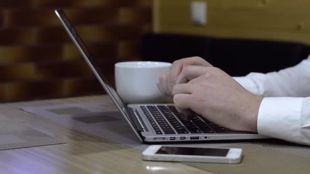 άνθρωπος που εργάζεται με φορητό υπολογιστή - Πλάνα, βίντεο