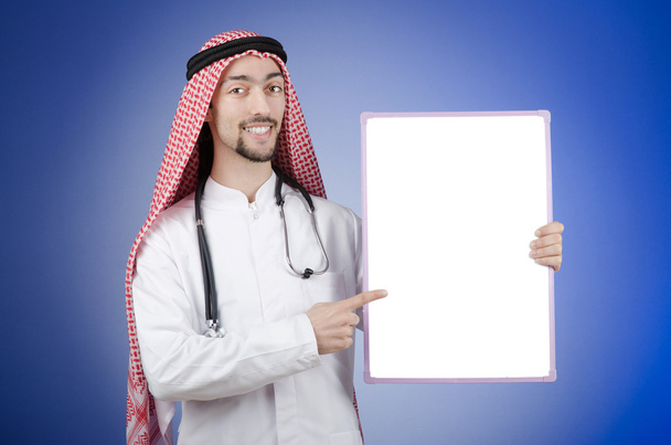 Arabski lekarz z pustą wiadomość board - Zdjęcie, obraz