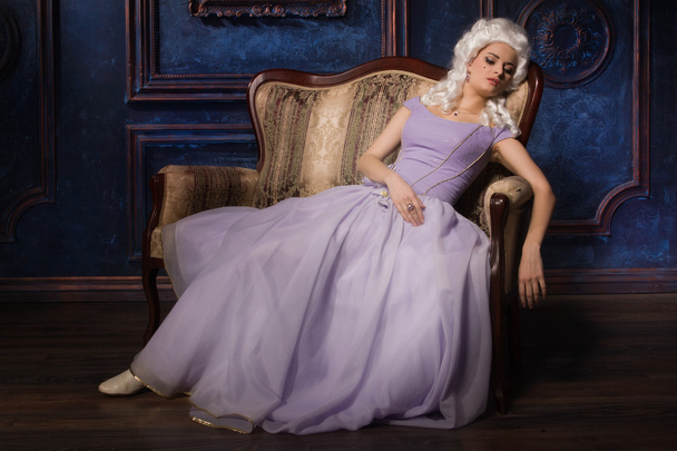 Femme en robe de style baroque historique et perruque blanche sur le canapé
 - Photo, image