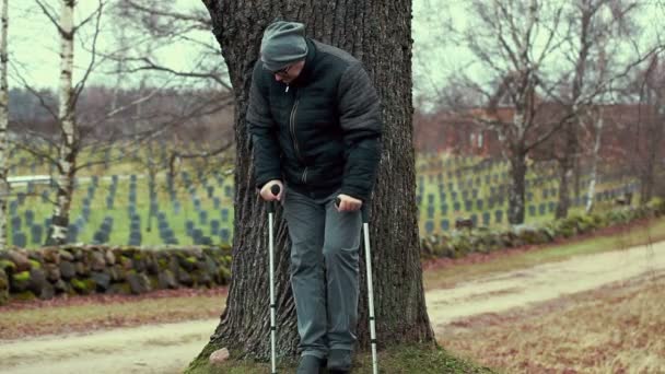 Koltuk değnekli engelli adam - Video, Çekim