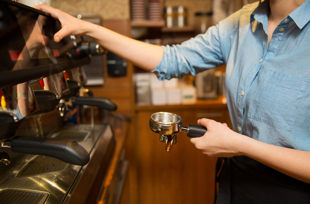 close up of woman making coffee by machine at cafe - Foto, afbeelding