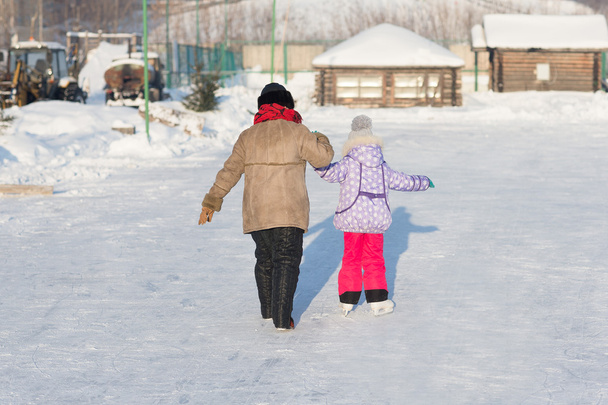 Happy family skate in the winter - Фото, изображение