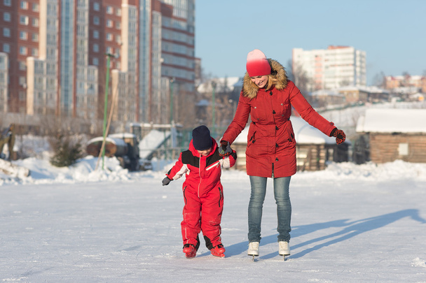 Happy family skate in the winter - Foto, Imagen