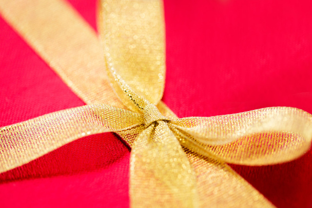 close up of red gift box with bow - Zdjęcie, obraz