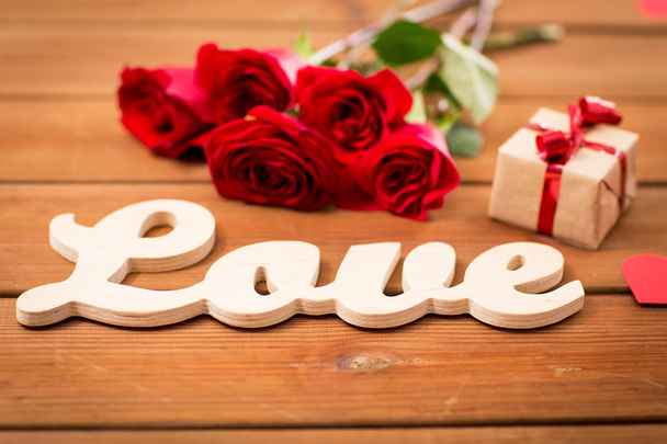 bliska prezent, słowo miłość, czerwone róże i serca - Zdjęcie, obraz