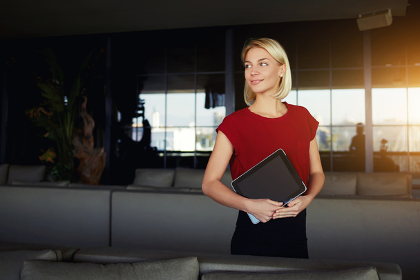 businesswoman holding digital tablet - Foto, Bild
