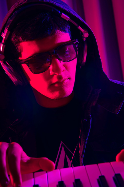 DJ che mixa musica in discoteca
 - Foto, immagini