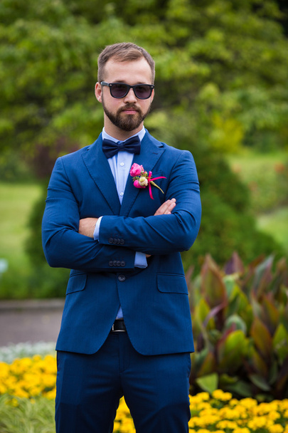 Handsome confident groom - Fotó, kép