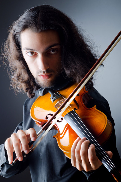 Violinista tocando el intstrumento
 - Foto, Imagen
