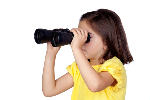Брюнетка маленькая девочка смотрит в бинокль
 - Фото, изображение