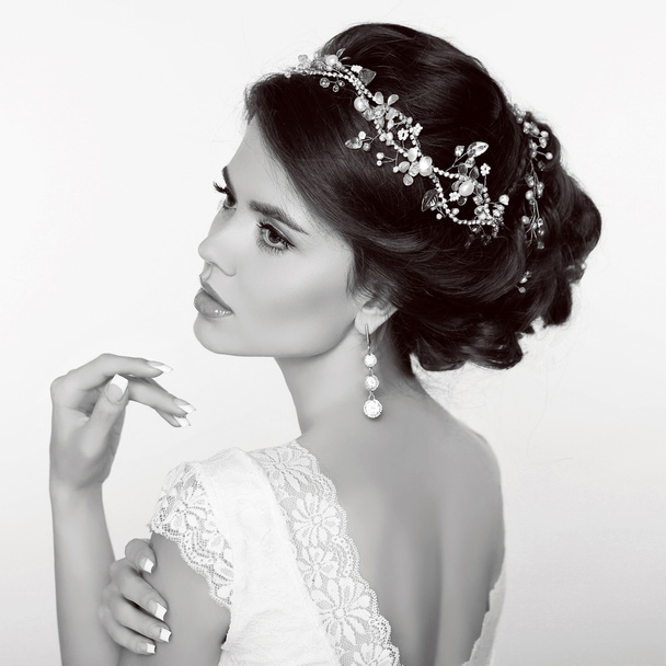 Wedding Hairstyle. Beautiful fashion bride girl model portrait.  - Fotoğraf, Görsel