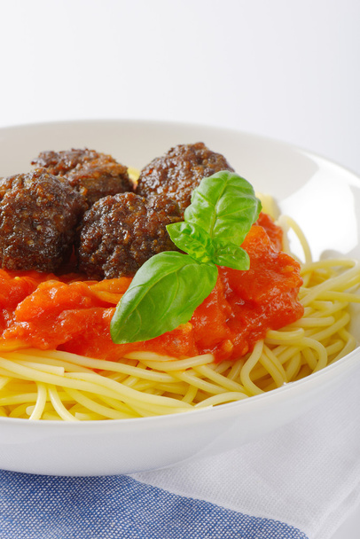 Boulettes de viande à la sauce tomate aux spaghettis
 - Photo, image