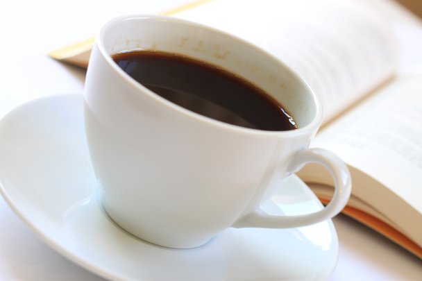 Egy csésze kávé és könyv - Fotó, kép