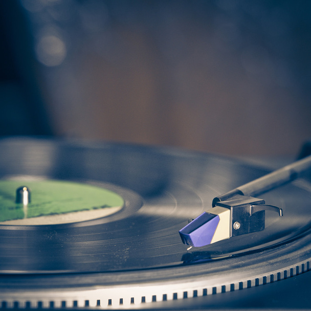 old fashioned turntable playing a track from black vinyl - Foto, Bild