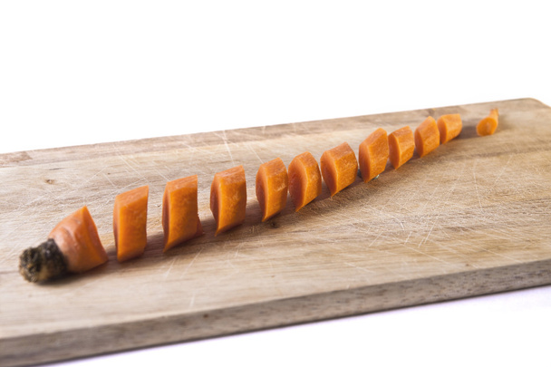 Zanahoria en rodajas en una tabla de cortar madera
 - Foto, Imagen