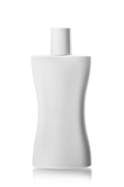 Botella tubo blanco de champú, acondicionador, enjuague para el cabello, gel, sobre un fondo blanco con reflejo
. - Foto, Imagen