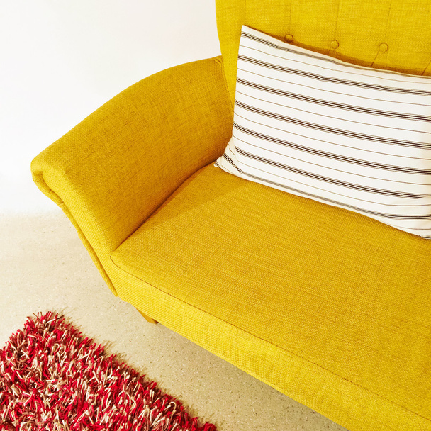 Жовтий диван зі смугастою подушкою
 - Фото, зображення