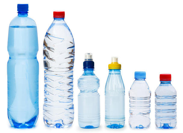 Muitas garrafas de água isoladas em branco
 - Foto, Imagem