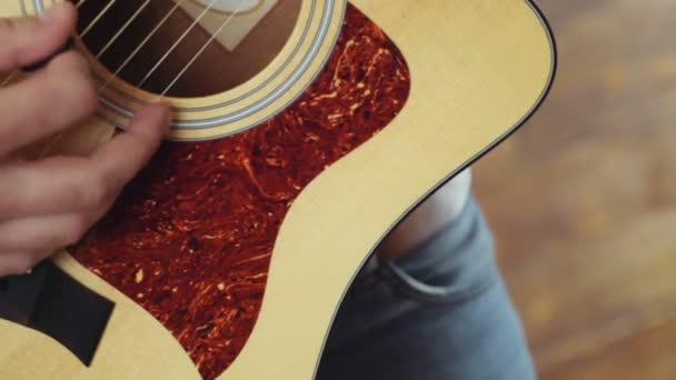 zblízka muže hrát na kytaru s prostředníkem - Záběry, video