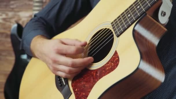 közelről ember játszik a gitár, a közvetítő - Felvétel, videó
