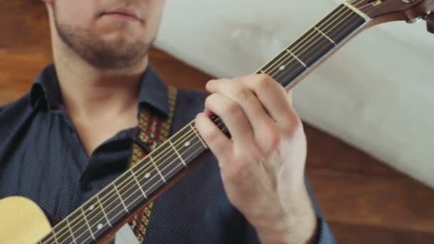 close up homem tomando acordes na guitarra acústica câmera lenta
 - Filmagem, Vídeo