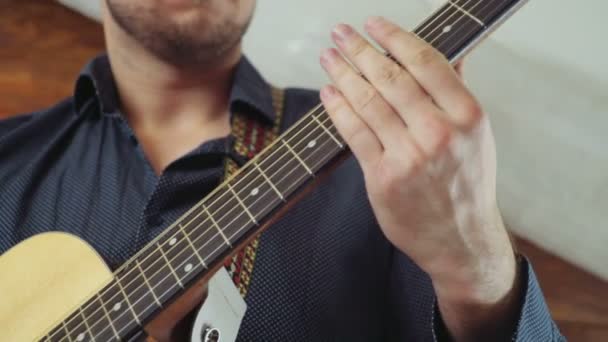 close up man taking chords on acoustic guitar slow motion - Filmagem, Vídeo