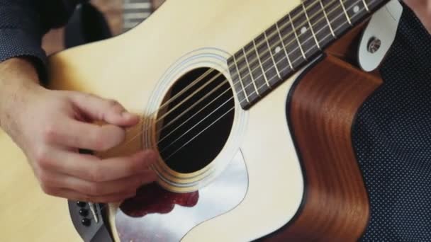 close up homem tocando guitarra com mediador
 - Filmagem, Vídeo