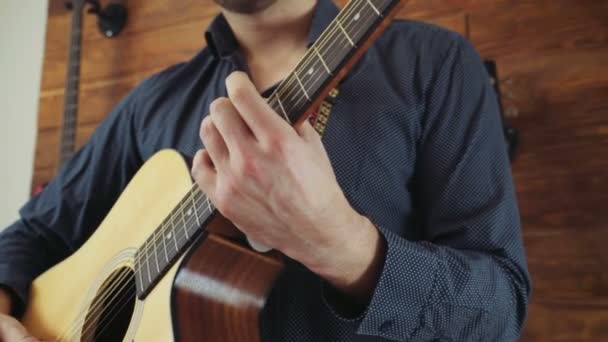 close up man playing the acoustic guitar slow motion - Filmati, video