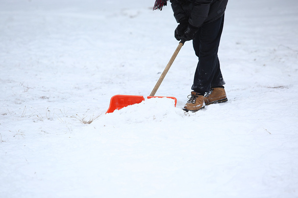 Muž s lopatou sníh čistí chodníky - Fotografie, Obrázek