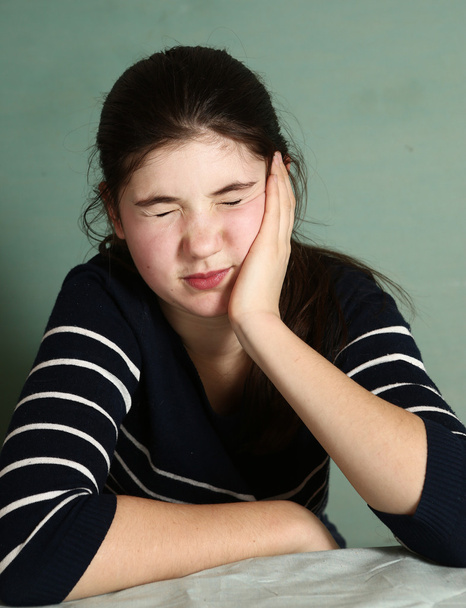  Koyu saçlı kız var şiddetli toothace - Fotoğraf, Görsel