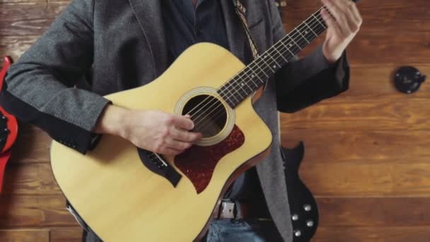 Close-up van de man spelen de akoestische gitaar Slowmotion - Video