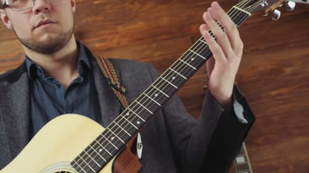 close up man playing the acoustic guitar slow motion - Footage, Video