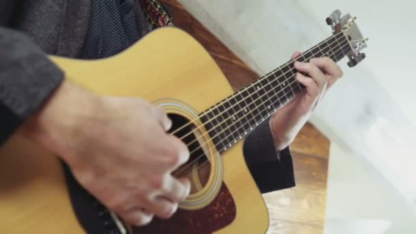 κοντινό πλάνο man παίζει την ακουστική κιθάρα αργή κίνηση - Πλάνα, βίντεο