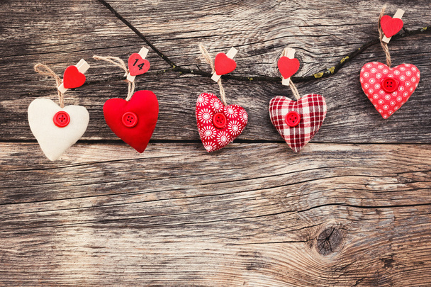 Καρδιές του Αγίου Βαλεντίνου σε ξύλινα φόντο. Vintage στυλ, μαλακή εστίαση. Έννοια ημέρα του Αγίου Βαλεντίνου. - Φωτογραφία, εικόνα