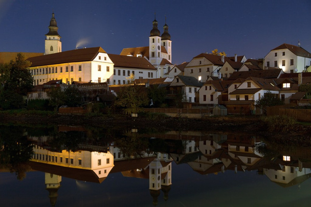 Night view of Telc or Teltsch town mirroring in pond - Foto, imagen