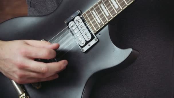 Close-up van de man spelen de elektrische gitaar Slowmotion - Video