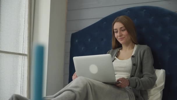 Ranní výlet, holka v posteli mluvit s notebookem - Záběry, video
