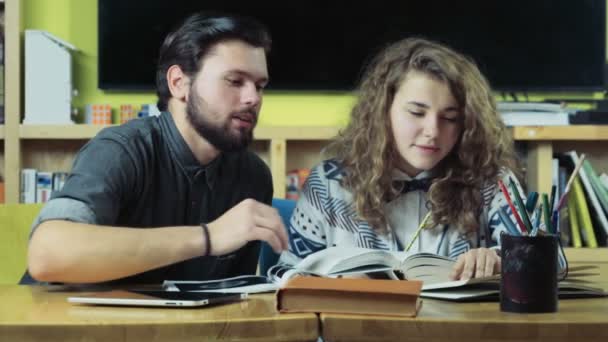 couple of students studying in the class room slow motion - Metraje, vídeo