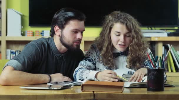 pareja de estudiantes que estudian en la sala de clases cámara lenta
 - Metraje, vídeo
