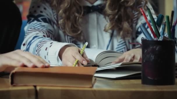 Nahaufnahme: Studenten studieren Zeitlupe an der Universität - Filmmaterial, Video